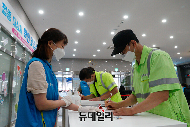 ▲ 지난 13일 서울 동작구에 위치한 사당종합체육관에서 환경미화원을 상대로 백신 접종이 실시되고 있다. ⓒ강민석 기자