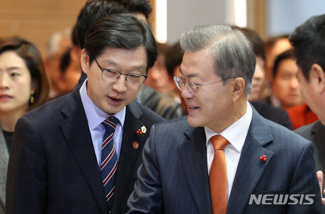 ▲ 문재인 대통령(오른쪽)이 지난 2018년 12월13일 경남 창원시 경남도청에서 열린 중소기업 스마트 제조혁신 전략보고회에서 김경수 당시 경남지사와 대화하고 있다.ⓒ뉴시스