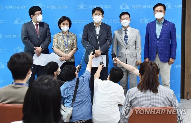 ▲ 권성동 의원(왼쪽 세번째) 등 국민의힘 의원들이 26일 서울 여의도 국회 소통관에서 당외 대선후보 입당 촉구 기자회견을 한 뒤 기자들의 질문에 답하고 있다 ⓒ연합뉴스