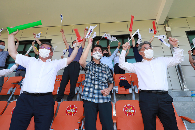 ▲ 남자 단체전 경기를 응원하기 위해 김학동 예천군수를 비롯한 예천군의회 의원, 중고양궁연맹‧경북양궁협회 관계자, 관내 양궁선수와 지도자 등이 예천진호국제양궁장에서 열띤 응원전을 펼쳤다.ⓒ예천군