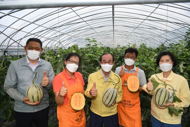 ▲ 이승율 청도군수는 지난 23일 캔털루프 멜론의 첫 출하를 앞둔 하늘담은 정원(대표 김희수) 농가를 방문해 격려했다.ⓒ청도군