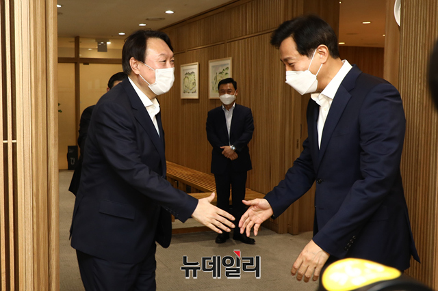 ▲ 윤석열 전 검찰총장이 26일 오후 서울 중구 서울시청을 방문해 오세훈 서울시장과 악수를 나누고 있다.ⓒ강민석 기자