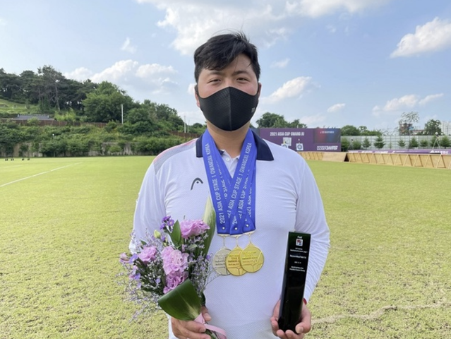 ▲ 청주시청 소속 김우진이 26일 도쿄올림픽 양궁 남자단체전에서 금메달을 획득했다. 사진은 지난 6월 11일 광주국제양국장에서 열린 ‘2021 아시안컵 양궁대회’에서 2관왕을 차지한 김우진이 금메달을 목에 걸고 기념촬영을 하고 있다.ⓒ청주시