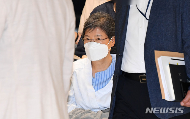 ▲ 박근혜 전 대통령이 지난 20일 오후 서울 서초구 서울성모병원으로 입원하고 있다.ⓒ뉴시스(사진=공동취재사진)