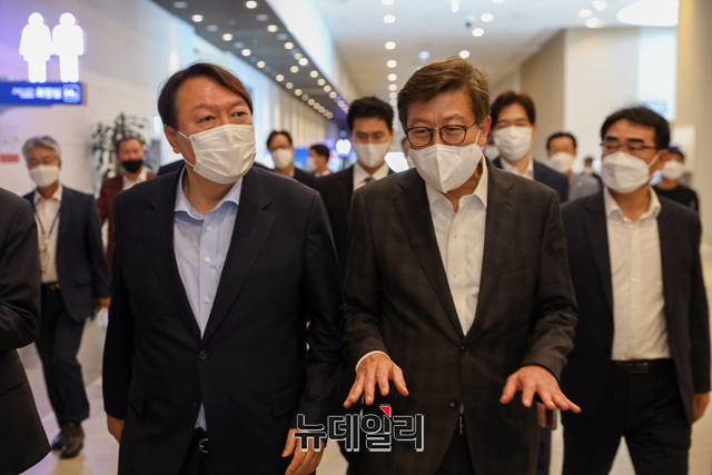 ▲ 윤석열 전 검찰총장과 박형준 부산시장이 27일 오전 부산 동구 초량동 북항재개발현장을 찾아 현장을 살펴보고 있다.ⓒ이종현 기자(사진=윤석열캠프)