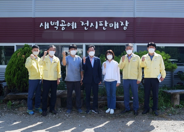 ▲ 영천시(시장 최기문)는 26일 영천시 북안면에서 활동하는 대한민국 전통미세목조각 권순조 명장의 공방(새벽공예)을 방문하여 지역 내에서 활동하는 조각인을 격려하고 애로사항과 의견 등을 청취하며 현장 목소리에 귀를 기울였다.ⓒ영천시