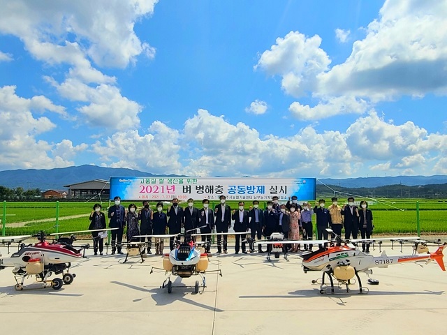 ▲ 경주시는 남부농기계임대사업소에서 벼 병해충 공동방제를 위한 시연회를 열고 기념촬영을 하고 있다.ⓒ경주시