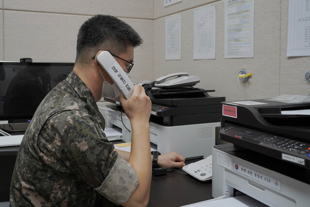▲ 사진=북한과 통신연락선이 복원된 27일 오후 군 관계자가 서해지구 군 통신선을 통해 시험 통화를 하고 있다. 국방부 제공