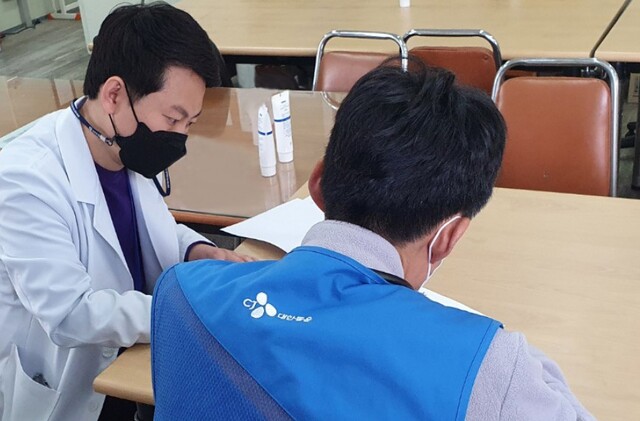 ▲ 건강상담 진행 중인 택배기사 ⓒ CJ대한통운