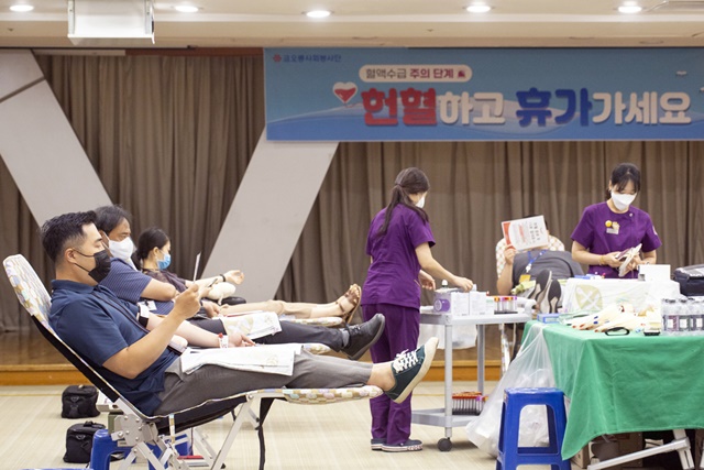 ▲ 코오롱 임직원들이 과천 코오롱타워에서 헌혈캠페인에 참여하고 있다. ⓒ코오롱