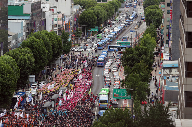 ▲ 전국민주노동조합총연맹 회원들이 지난 3일 서울 종로2가에 모여 노동자대회를 하고 있다. 이날 주최측은 8000명의 조합원이 집회에 참가했다고 밝힌 바 있다. ⓒ뉴시스