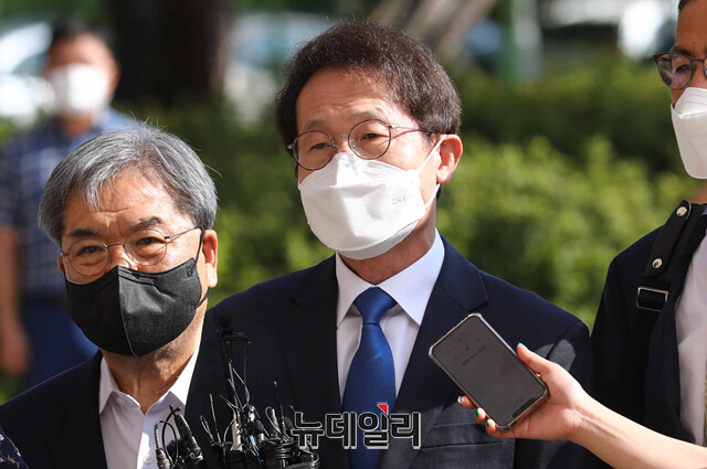 ▲ '해직교사 특별채용 의혹'을 받는 조희연 서울시교육감이 27일 오전 정부과천청사 고위공직자범죄수사처에 피의자 신분으로 출석해 취재진 앞에서 입장을 밝히고 있다. ⓒ강민석 기자