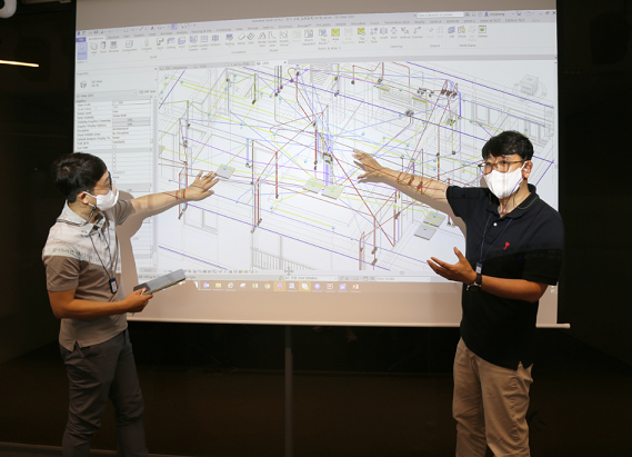▲ DL이앤씨 주택BIM팀 직원들이 통합 원가 산출 시스템을 이용해 회의하고 있다. ⓒ DL이앤씨