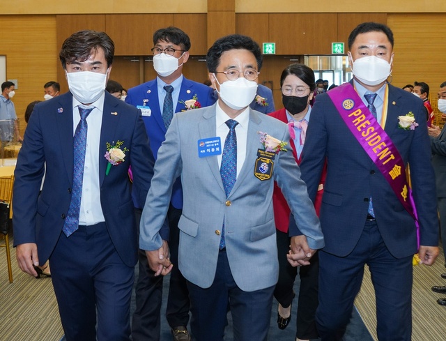 ▲ 54대 신임회장 장성훈(좌), 53대 이임회장 최종규(우), 3700지구 총재 이동희(가운데).ⓒ칠곡군