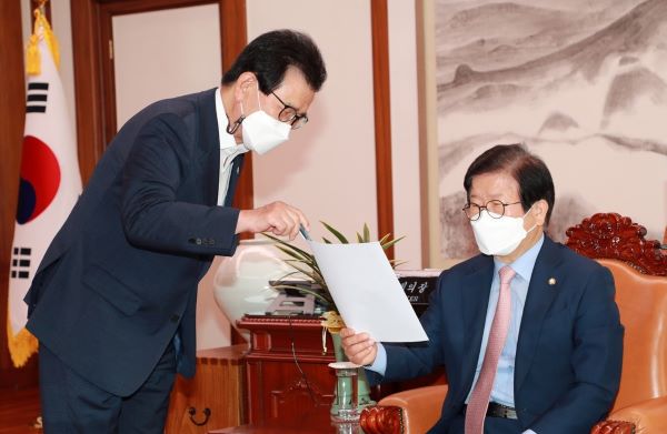 ▲ 이시종 충북도지사가 28일 국회를 방문해 박병석 국회의장을 만나 충청권 광역철도 청주 도심통과 노선 조기 확정과 지역 대표형 상원제 도입 헌법 개정을 건의했다.ⓒ충북도