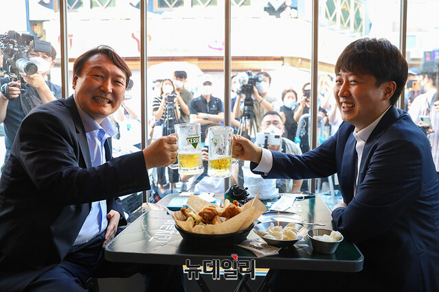 ▲ 이준석 국민의힘 대표와 윤석열 예비후보가 지난 25일 오후 서울 광진구 한 치킨집에서 회동을 하며 건배하고 있다.ⓒ이기륭 기자(사진=윤석열캠프)