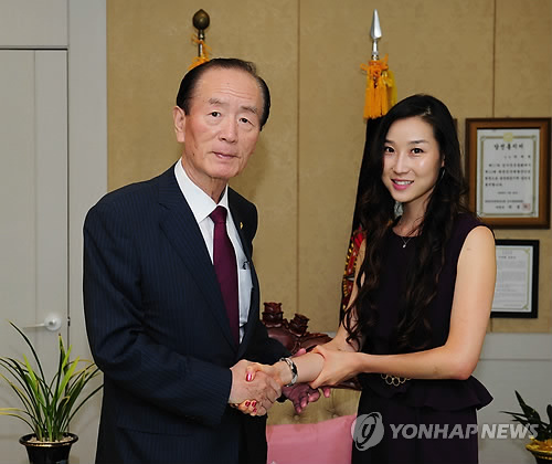 2012년 박세환 당시 재향군인회장을 예방한 한나 김(Hannah Kim) 미국 찰스 랭글 의원 공보담당 수석비서. ⓒ연합뉴스