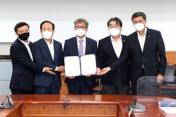 ▲ (왼쪽부터)㈜신한은행 강영구 충북본부장, 아시아신탁(주) 변문수 부사장,  에코바로개발(주) 조해영 대표이사, 성일홍 충북도 경제부지사, 임택수 청주부시장.ⓒ청주시