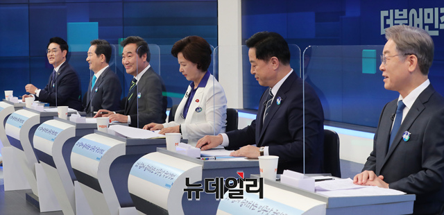 ▲ 더불어민주당 대선경선 후보 TV토론회가 28일 오후 서울 중구 매경미디어센터 MBN스튜디오에서 MBN과 연합뉴스TV가 공동주관하는 본경선 1차 TV토론회가 열린 가운데 참석한 후보들이 시작에 앞서 토론준비를 하고 있다. ⓒ공동취재단