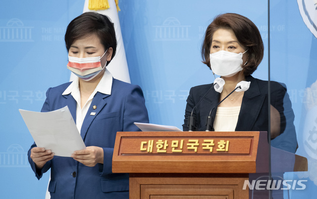 ▲ 양이원영(오른쪽) 무소속 의원, 이수진 더불어민주당 의원(비례)이 28일 오후 서울 여의도 국회 소통관에서 전력수급 정치화하는 전력위기설 중단 촉구 기자회견을 하고 있다.ⓒ뉴시스