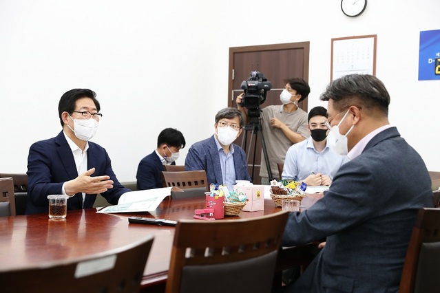 ▲ 양승조 충남도지사가 28일 국회를 찾아 윤호중 더불어민주당 원내대표에 충남민항 건설 등 충남의 현안 사업에 대한 지원을 요청했다.ⓒ충남도