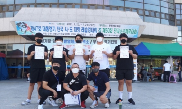 ▲ 대전체중 레슬링부 선수들이 대회를 마친귀 기념 촬영을 하고 있다.ⓒ대전교육청