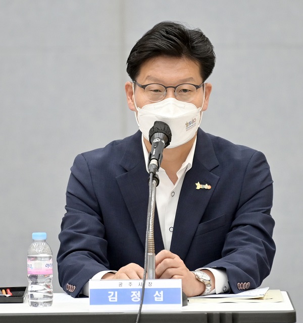▲ 김정섭 충남 공주시장이 29일 고마 컨벤션홀에서 열린 30번째 신바람 정책 톡톡 토론회에 참석해 인사말을 하고 있다.ⓒ공주시