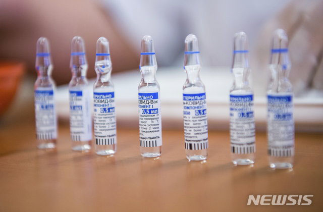 ▲ 러시아가 자체개발한 코로나 백신 '스푸트니크 V'. 현재 러시아 내에서도 공급물량이 부족한 것으로 전해졌다. ⓒ뉴시스 AP. 무단전재 및 재배포 금지.