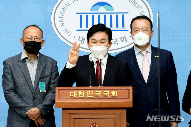 ▲ 원희룡 제주지사가 29일 서울 여의도 국회 소통관에서 주택 공약 발표 기자회견을 하고 있다 ⓒ뉴시스