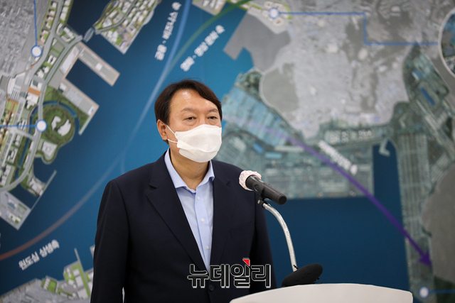 ▲ 지난 27일 오전 부산 동구 초량동 북항재개발홍보관에서 열린 기자간담회에서 발언하고 있는 윤석열 대선 예비후보. ⓒ이종현 기자(사진=국민캠프)