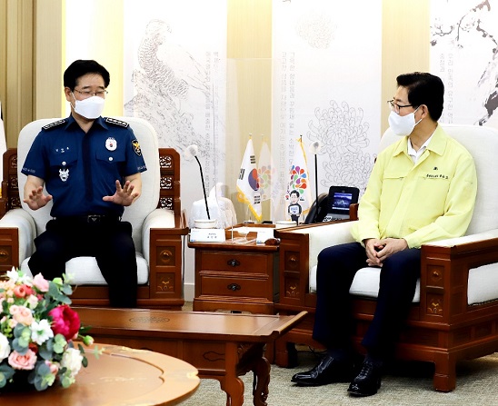 ▲ 김창룡 경찰청장이 29일 충남도청을 방문해 양승조 충남지사와 자치경찰의 성공적 정착을 위한 환담을 나누고 있다.ⓒ충남도청