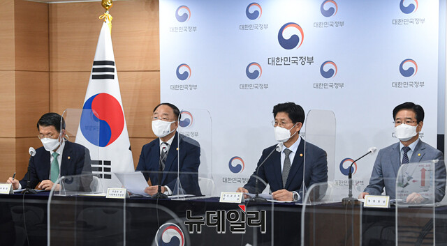 ▲ 홍남기(왼쪽 2번째) 부총리 겸 기획재정부 장관이 지난 28일 서울 종로구 정부서울청사에서 열린 부동산관계부처 합동브리핑에서 '부동산시장 안정을 위해 국민께 드리는 말씀'을 낭독하고 있다. 왼쪽부터 은성스 금융위원장, 홍 부총리, 노형욱 국토교통부 장관, 김창룡 경찰청장. ⓒ뉴데일리DB