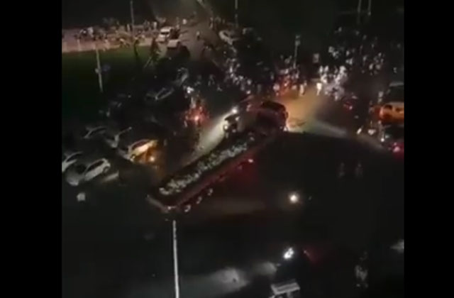 ▲ 징광터널에서 꺼낸, 흰색으로 감싼 물체를 가득 싣고 나가는 대형 화물트럭. 해외 중화권 매체가 트위터에 공개한 영상이다. ⓒTCitizenExpress 트위터 공개영상 캡쳐.