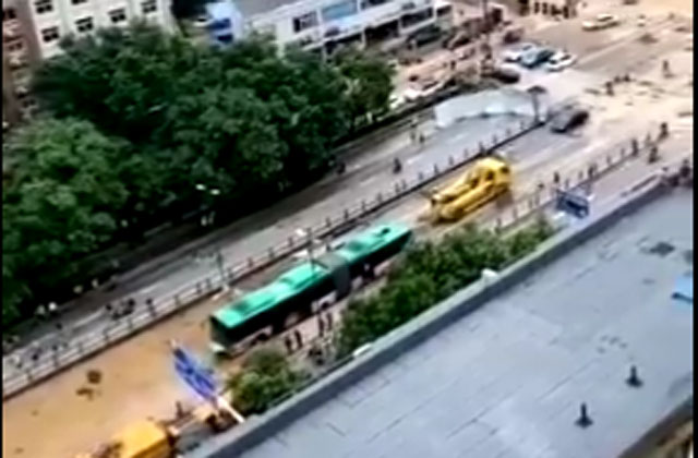 ▲ 징광터널 물빼기 작업이 완전히 끝나지 않았을 때 대형 굴절버스 한 대가 견인돼서 터널에서 빠져나가는 모습. 창문을 모두 검은 천으로 가렸다. ⓒ타임드 뉴스닷컴 트위터 공개영상 캡쳐.