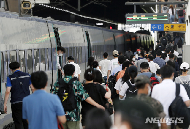 ▲ 코로나19 확산세가 이어지고 있는 29일 서울역에서 시민들이 KTX 열차에 내려 이동하고 있다. ⓒ뉴시스