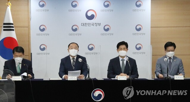 ▲ 홍남기 경제부총리 겸 기재부 장관이 28일 정부서울청사 브리핑실에서 부동산 관계부처 합동브리핑을 하며 '국민께 드리는 말씀'을 발표하고 있다 ⓒ연합뉴스