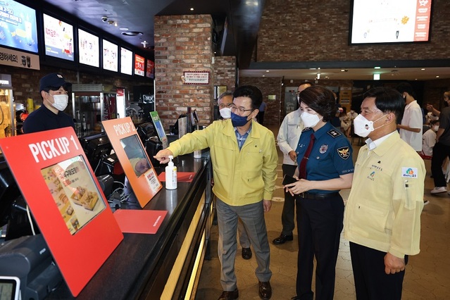 ▲ 허태정 대전시장이 29일 송정애 대전경찰청장, 황인호 동구청장과 함께 한 카페에 들려 방역수칙 준수여부를 점검하고 있다.ⓒ대전시