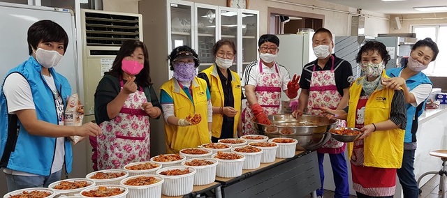 ▲ 세종시 청춘봉사단(단장 문옥선)이 4년째 매주 금요일마다 취약계층을 위해 밑반찬을 조리해 어려운 이웃에게 전달하고 있다.ⓒ세종시