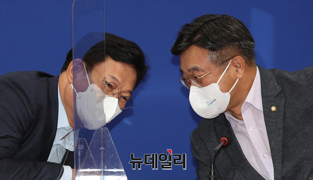 ▲ 송영길 더불어민주당 대표(왼쪽)과 윤호중 민주당 원내대표. ⓒ이종현 기자