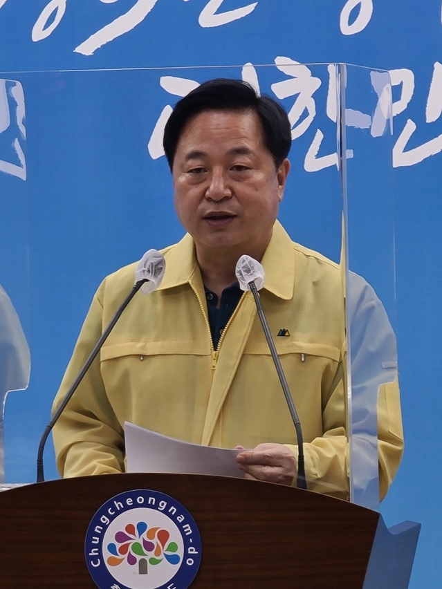 ▲ 김두관 더불어민주당 대선 후보가 30일 충남도청에서 충남 민항 건설 지원 등을 밝히고 있다.ⓒ김정원 기자