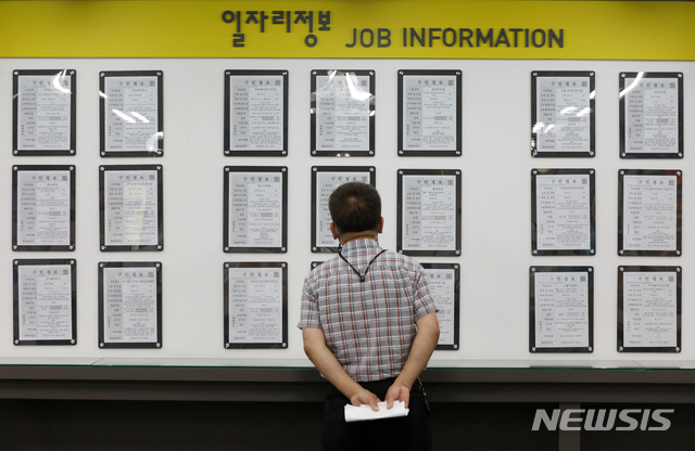 지난 14일 오후 서울 마포구 서울서부고용복지플러스센터를 찾은 시민이 일자리 정보 게시판을 바라보고 있다. ⓒ뉴시스
