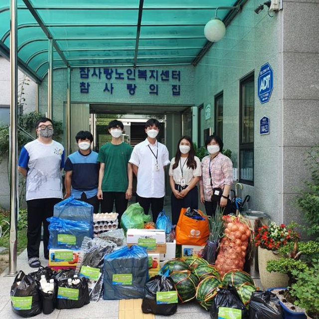 ▲ 월성본부 직원 20여명이 참석해 200만원 상당의 지역농수산물을 구매해 구매물품을 경주시 소재 노인요양복지시설인 민제의 집과 참사랑노인복지센터에 전달했다.ⓒ월성본부