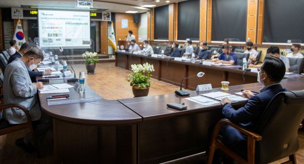 ▲ 괴산군이 30일 이차영 괴산군수를 비롯한 관계 공무원, 한국농어촌공사 관계자, 어촌어항공단  관계자, 외부전문가 등이 참석한 가운데 '내륙어촌(강마을) 재생사업‘ 기본 및 실시설계 보고회를 가졌다.ⓒ괴산군