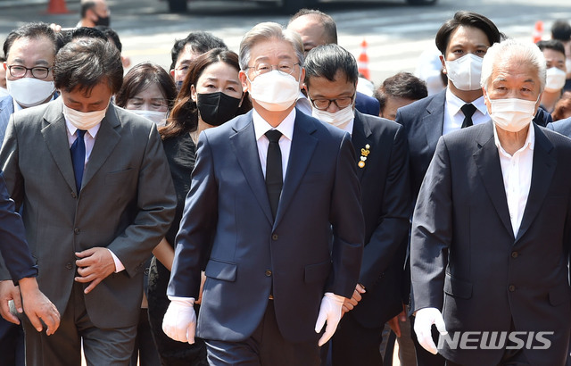 ▲ 더불어민주당 대선주자인 이재명 경기도지사가 30일 오전 대구 달서구 2·28민주의거기념탑을 참배하기 위해 이동하고 있다. ⓒ뉴시스