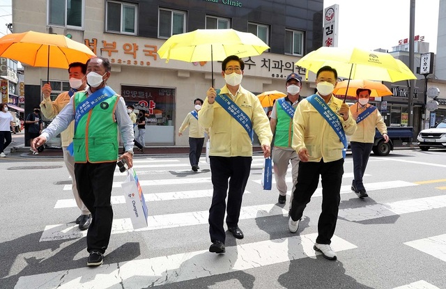 ▲ 양승조 충남도지사가 30일 홍성에서 폭염 피해를 예방하기 위해 양상 쓰기 캠페인을 펼치고 있다.ⓒ충남도