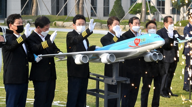 ▲ 중앙에 위치한 대구·경북을 상징하는 큰 비행기는 길이 2m의 크기에 본체 양면에 대구·경북의 슬로건이 새겨져 있다. 좌우에는 대구·경북의 31개 시군구를 상징하는 작은 비행기가 나란히 펼쳐졌으며 시장군수구청장들이 각자의 상징 모형비행기를 받침대에 올리는 퍼포먼스가 이뤄졌다.ⓒ경북도