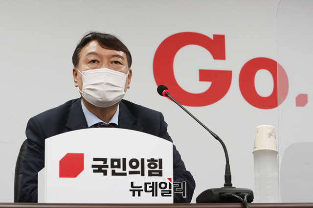 ▲ 윤석열 대선 예비후보가 30일 오후 서울 여의도 국민의힘 중앙당 당사를 방문해 권영세 대외협력위원장인에게 입당원서를 제출한 뒤 기자들의 질문에 답하고 있다.ⓒ이종현 기자