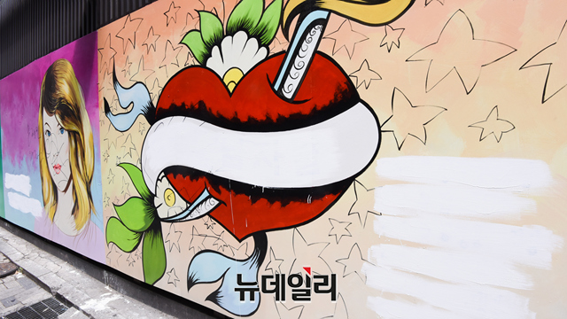 ▲ 윤석열 대선 예비후보의 부인 김건희씨를 비방하는 내용의 벽화. 30일 오후 서울 종로구의 한 중고서점 앞. ⓒ강민석 기자