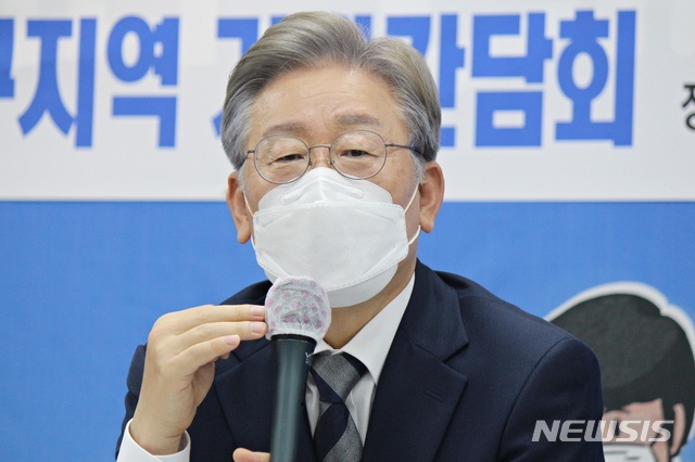 ▲ 이재명 경기도지사가 30일 오후 중구 대봉동의 더불어민주당 대구시당사에서 열린 기자간담회에 참석해 질문에 답하고 있다. ⓒ뉴시스