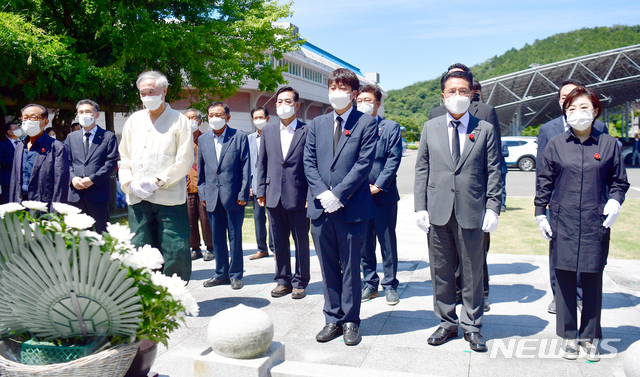 ▲ 이준석 국민의힘 대표와 의원들이 30일 오전 전남 순천에 있는 여순사건 위령탑 앞에서 참배를 하고 있다. ⓒ뉴시스